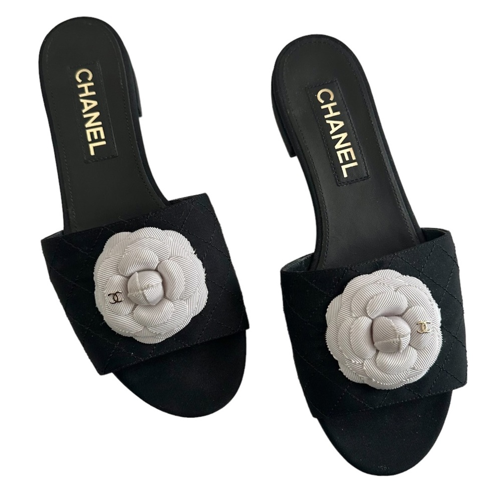 CHANEL Grosgrain Quilted Camellia Floral CC Sandals  - 39.5, Black White